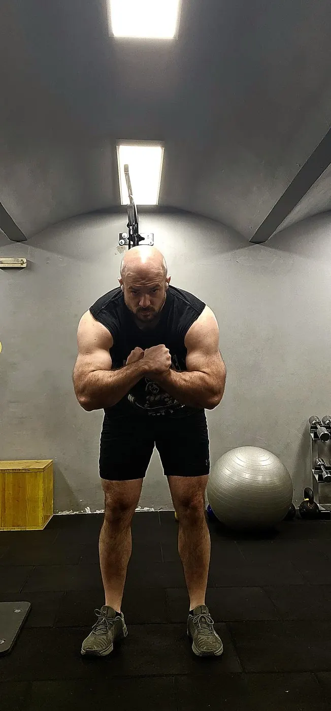 Kreavita’s founder in a most muscular pose